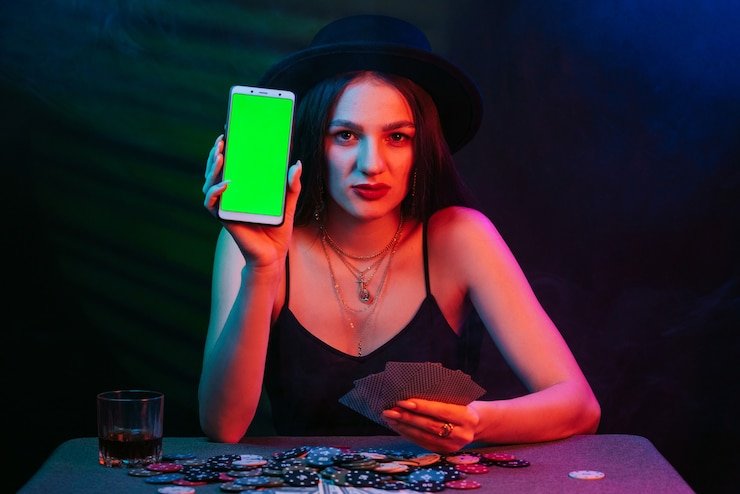 Layar permainan kasino langsung dengan dealer dan pemain di meja baccarat
